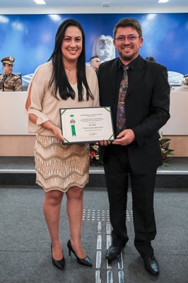 Ver. Flávio de Lima e Silva entrega Título de Cidadania à Isis Alves.