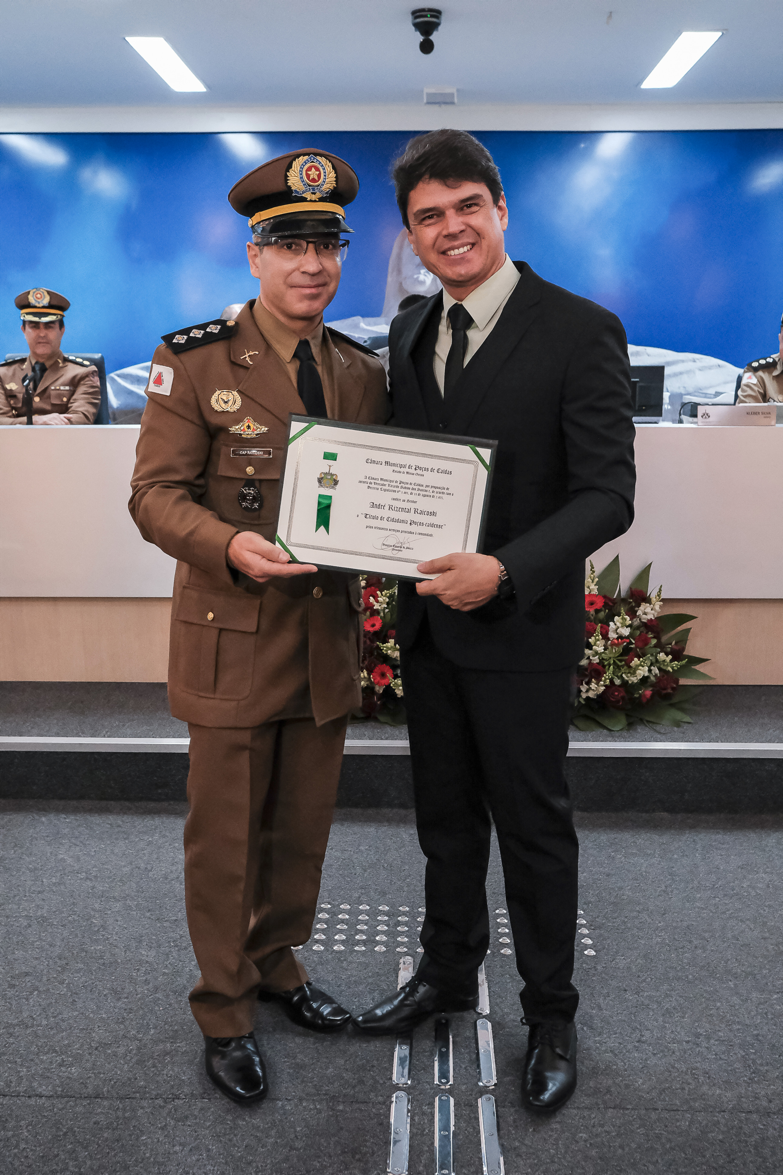 Ver. Ricardo Sabino entrega Título de Cidadania ao Capitão André Rizental Raicoski.