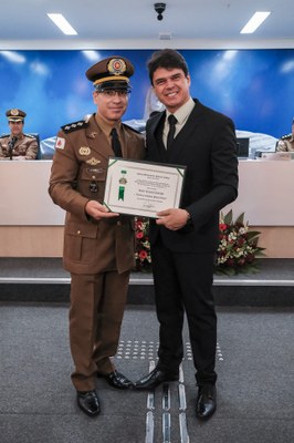 Ver. Ricardo Sabino entrega Título de Cidadania ao Capitão André Rizental Raicoski.