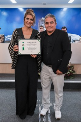 Ver. Silvio de Assis entrega Título de Cidadania à Ivonete Pádua dos Santos Doorr