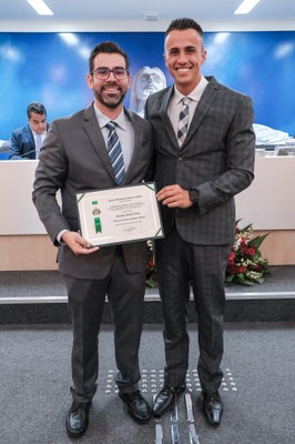 (à dir.) Ver. Douglas Dofu entrega o diploma a Gustavo Bonafé Costa