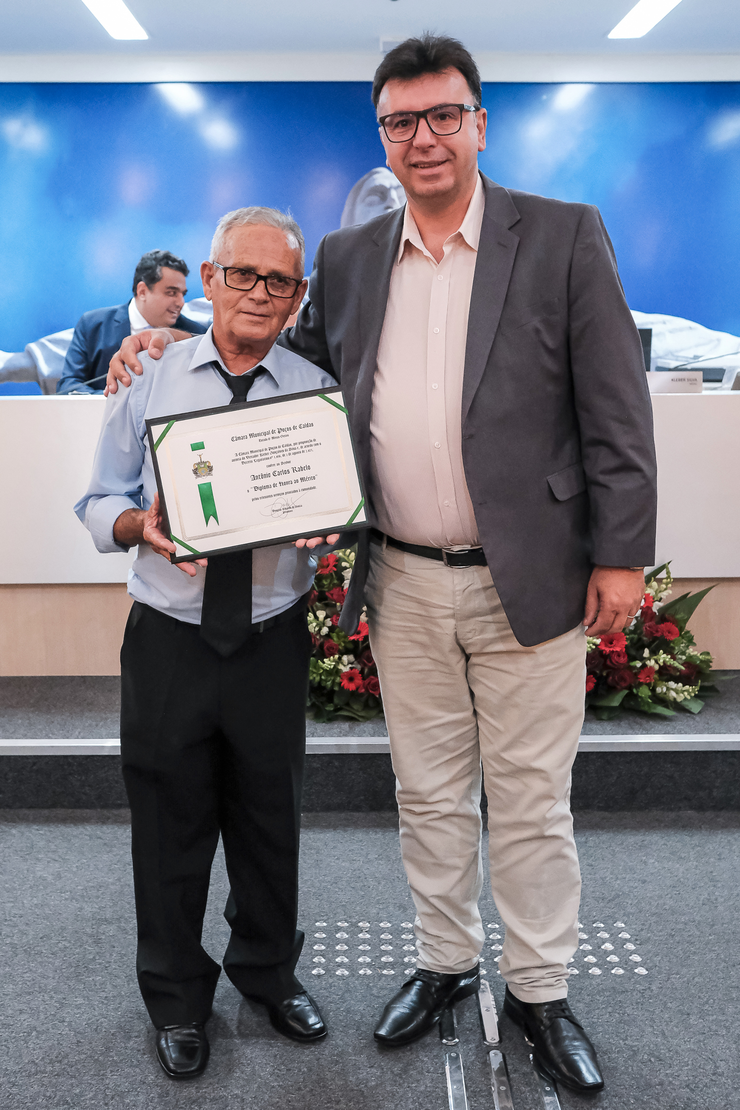 (à dir.) Ver. Kleber Silva entrega o diploma a Antônio Carlos Rabelo.