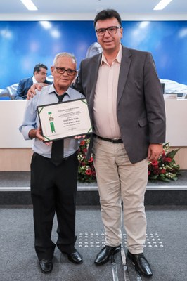 (à dir.) Ver. Kleber Silva entrega o diploma a Antônio Carlos Rabelo.