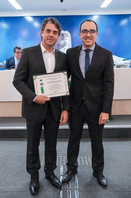 (à dir.) Ver. Lucas Arruda entrega o diploma a Renato Agostini Neto