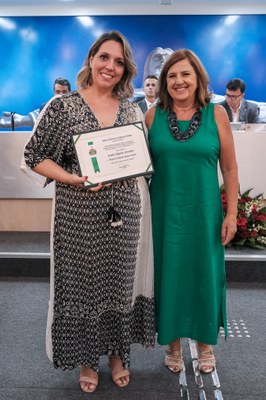 (à dir.) Ver. Luzia Martins entrega o diploma a Camila Nogueira Fernandes