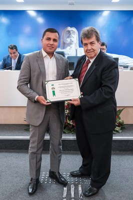 (à dir.) Ver. Roberto dos Santos entrega o diploma a José Luis Ferreira dos Santos.