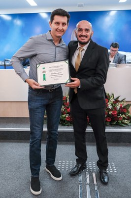 (à dir.) Ver. Tiago Braz entrega o diploma a Gustavo Ferraz Pereira.