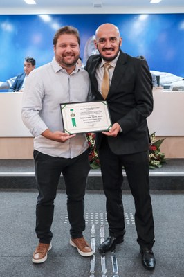 (à dir.) Ver. Tiago Braz entrega o diploma a Gustavo Henrique Alves de Andrade. 