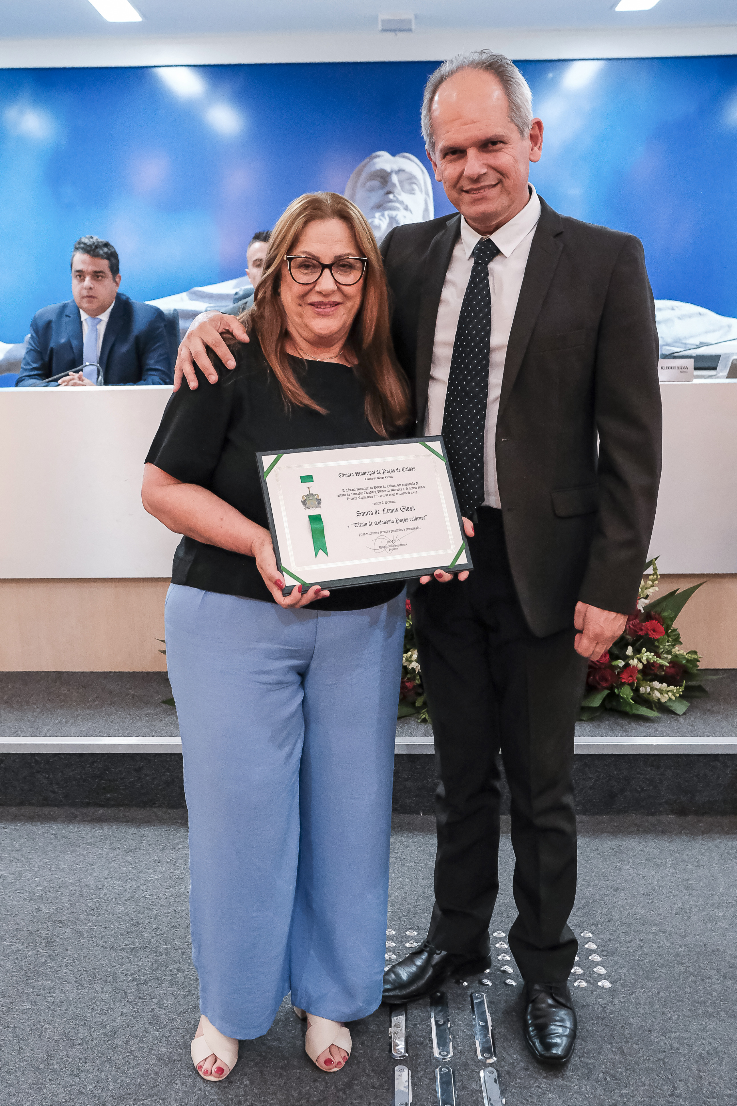 Ver. Claudiney Marques entrega o diploma a Sonira Lemos Giosa