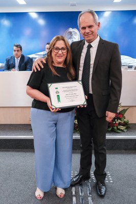 Ver. Claudiney Marques entrega o diploma a Sonira Lemos Giosa