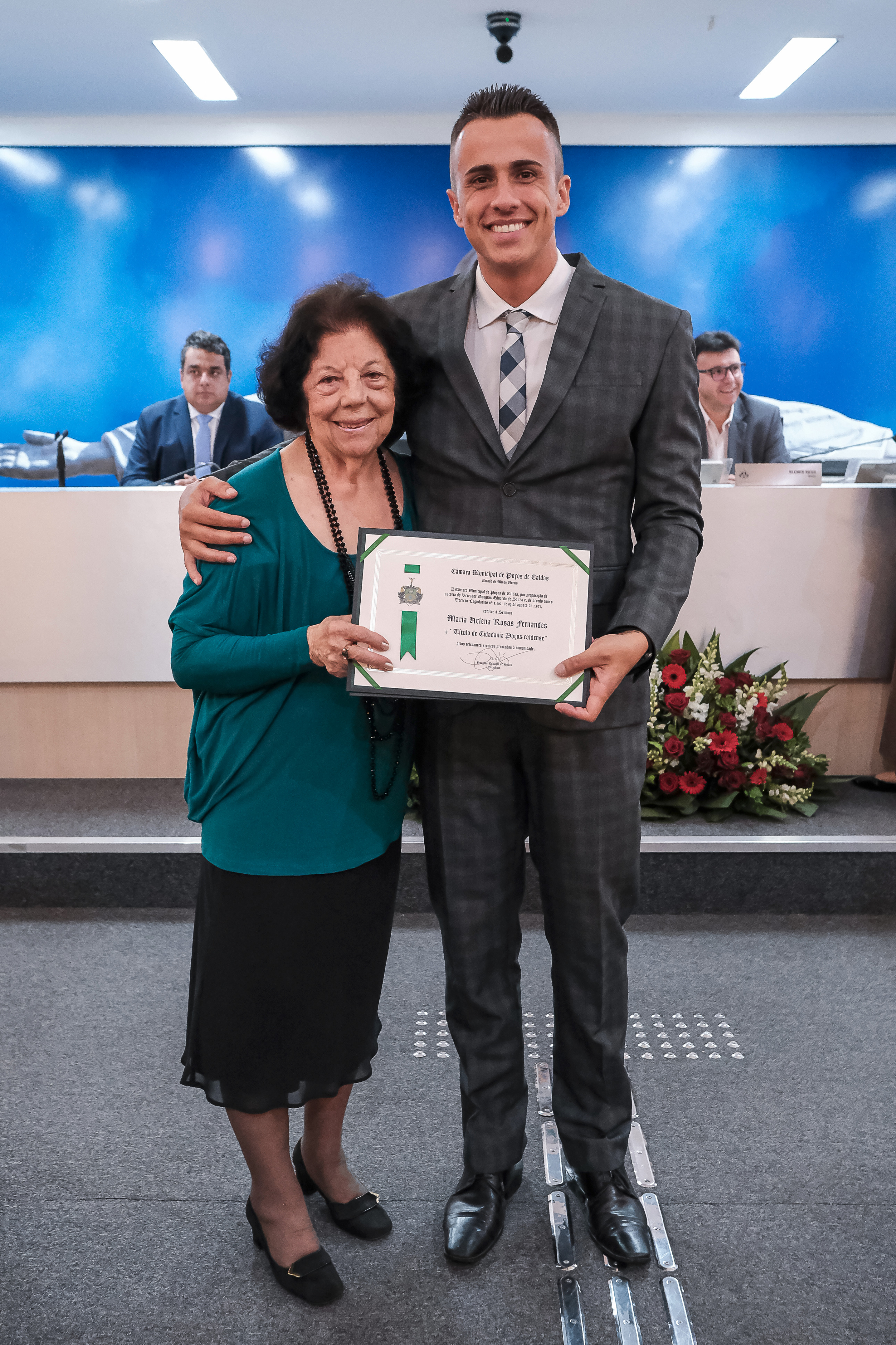 Ver. Douglas Dofu entrega o diploma a Maria Helena Rosa Fernandes.