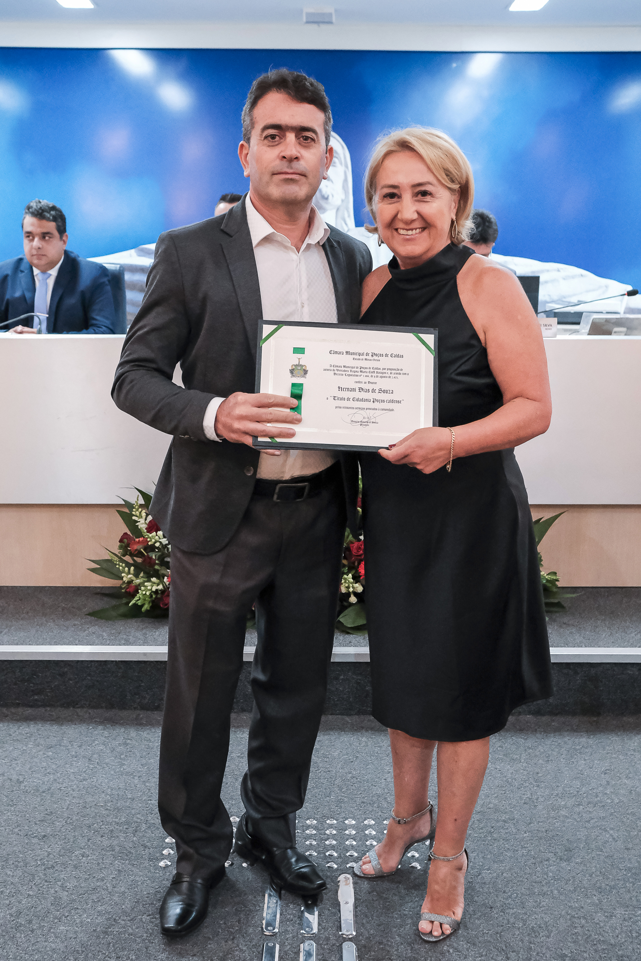 Ver. Regina Cioffi entrega o diploma a Dr. Hernani Dias de Souza