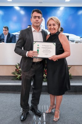 Ver. Regina Cioffi entrega o diploma a Dr. Hernani Dias de Souza