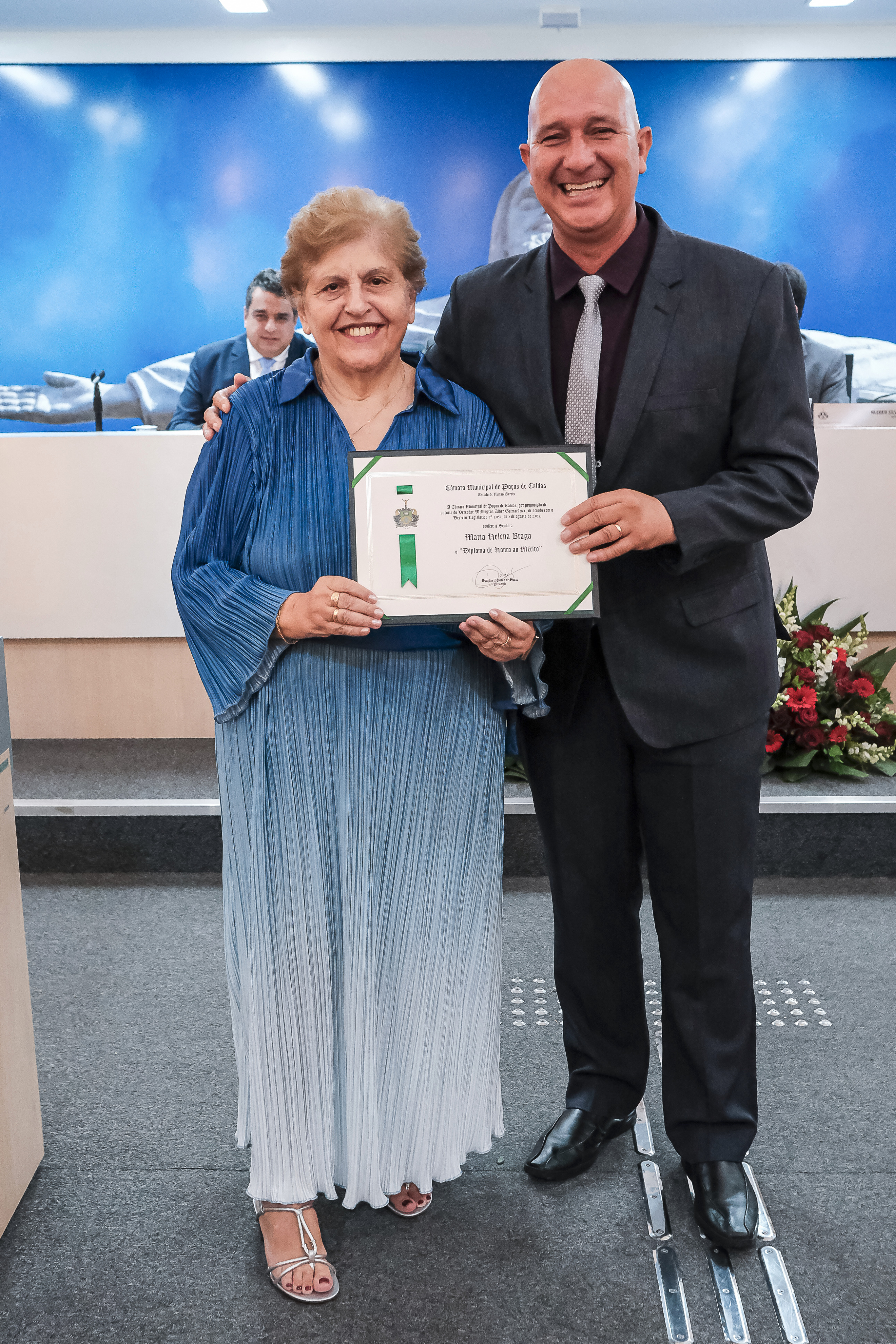 Ver. Wellington Guimarães/Paulista entrega o diploma à  Maria Helena Braga