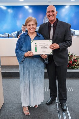 Ver. Wellington Guimarães/Paulista entrega o diploma à  Maria Helena Braga