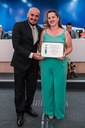 Sra Clebiana Vieira Sgrilli recebeu o Diploma de Honra ao Mérito, entregue peleo Ver. Tiago Braz.
