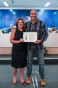 Sr. Geraldo Félix recebe o Diploma de Honra ao Mérito, entregue pela Ver. Luzia Martins. 
