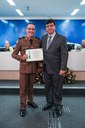 1º Tenente PM Samuel Ferreira Mendes recebe o Diploma de Honra ao Mérito, entregue pelo Ver.Kleber Gonçalves da Silva.  