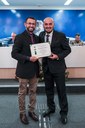 Ronan Alves Ribeiro recebe o Título de Cidadania, entregue pelo Ver. Tiago Henrique S.T. Braz.