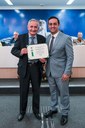 (à esq.)Sr. Paulo Danilo Vieira Ávila recebe o Título de Cidadania, entregue pelo Ver. Marcelo Heitor da Silva.