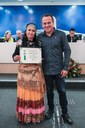 Sra Maura Ney Piemonte recebe o Título de Cidadania, entregue pelo Ver. Diney Lenon de Paulo.