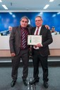 (à dir.)Adauto Seixas recebe o Título de Cidadania, entregue pelo Ver. Sílvio Rogério Carvalho de Assis.