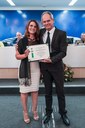 Sra Rosilene de Oliveira recebe o Título de Cidadania, entregue pelo Ver.Claudiney Donizetti Marques. 