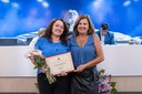 (à dir.) Ver. Luzia Martins homenageou a Sra Cristiane Carvalho Gomes, professora na rede pública municipal de ensino.