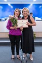 (à dir.) Ver. Regina Cioffi homenageou a Sra Neuza Aparecida Nery de Figueiredo, professora e atual vice-diretora na Escola Municipal Raphael Sanches. 