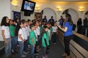 Apresentação do Coral Infantil do Instituto Semear, sob a regência da maestrina Letícia Rossi