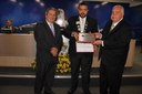 Tiago Chagas de Andrade(centro) vice-governador da Assoc. Intern. Lions Club Distrito LC3, recebe placa comemorativa e diploma