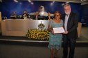 Marlene da Silva Mello-Presidente do Lions Clube Poços de Caldas Alumínio, recebe diploma entregue pelo Ver. Paulo Tadeu S. D'Arcádia