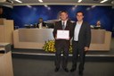 (à esq.)Edvaldo Allan Resende Araújo-Presidente do Lions Clube Poços de Caldas Urânio, recebe diploma entregue pelo Ver. Marcelo Heitor da Silva.