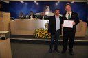 (à dir.)Alexandre Negrini-Presidente do Lions Clube Poços de Caldas Águas Thermais, recebe diploma entregue pelo Ver. Pedro Gonçalves Magalhães Jr.