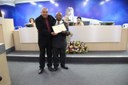 (à dir.)José Onofre Davi é homenageado pelo Ver. Mauro Ivan de Oliveira.