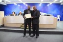 (á esq.)João Carlos Antônio é homenageado pelo Ver. Wilson Rodrigues da Silva.
