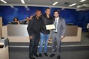 Erik Pereira da Silva(centro)é homenageado pelo Ver. Gustavo Bonafé.
