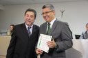 Ver. Jose Mª Vieira entrega diploma ao homenageado Sr. João Barbosa da Silva.