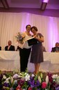 Sra. Moema M. Siqueira recebe o Título concedido ao seu esposo Dr. Benedictus F. Siqueira