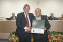 Vereador Antônio Carlos Pereira e seu homenageado Sr. João Batista de Oliveira