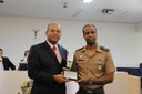 Prefeito Eloísio do Carmo Lourenço entrega entrega uma placa ao 2º Tenente Sandro Cipriano Lima