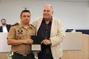 Subtenente Gilmar M. Silva recebe uma placa do ex-vereador Álvaro A. Cagnani