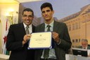 Ver. Marcos Sansão entrega diploma ao Sr. Carlos Eduardo de Pauls
