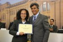 Sra. Lívia M. Alves recebe diploma do Ver. Joaquim S. Alves

