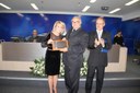 Ver Regina Cioffi e Ver. Jonei Eiras entregam placa e um diploma ao maestro Agenor Ribeiro Netto(centro)