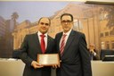 Ver. Rogério Andrade entrega placa comemorativa ao Presidente do Rotary Club, Sr. Otacílio A. Lemos