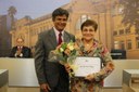 Ver. Joaquim S. Alves entrega diploma à homenageada, Sra Ney Eloi Pomárico Medri