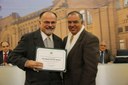 Ver. Valdir Sementile entrega diploma ao homenageado, Sr.Luis Gonzaga Carvalho Pomárico