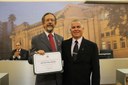 Ver. Rogério Carrilo entrega diploma ao homenageado, Sr.João Otávio Veiga Rodrigues