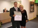 Ver. Regina Cioffi entrega diploma ao Presidente da FUNGOTAC
